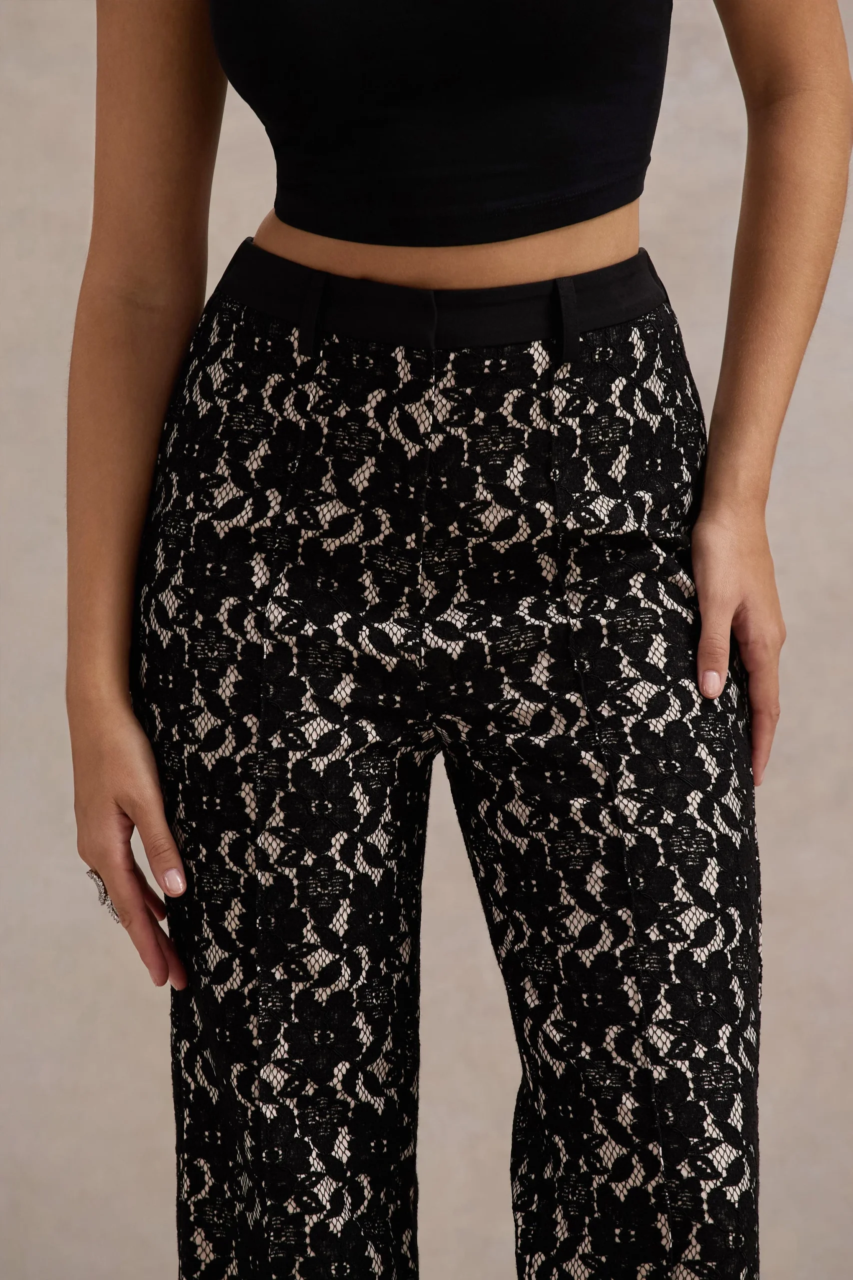 Jordanne | Pantalones de Pierna Acampanada de Encaje Negro - Imagen 3
