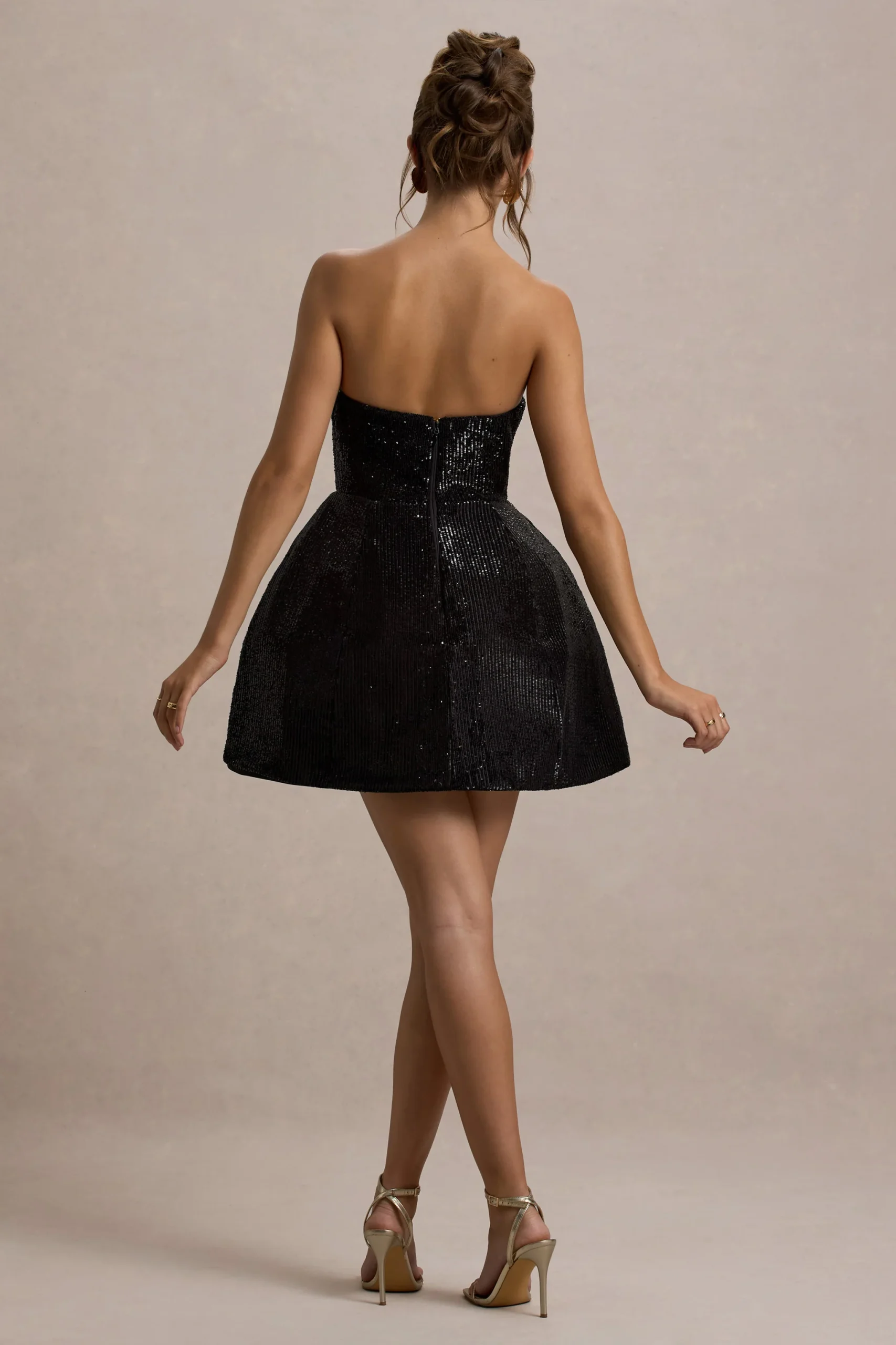 Clarabell | Vestido corto estructurado de lentejuelas en negro con escote bandeau - Imagen 2