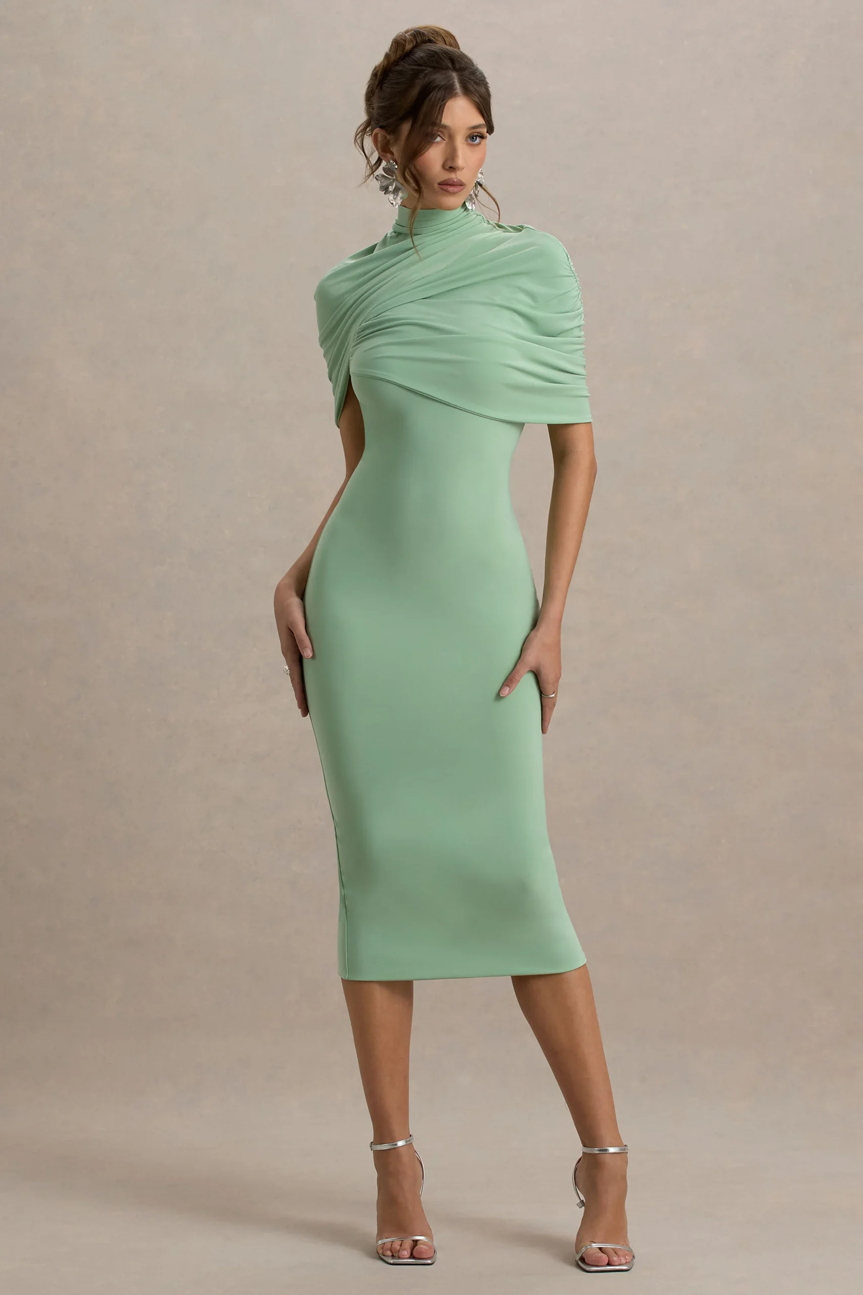 Cecille | Vestido midi con espalda abierta y capa torcida en verde claro - Imagen 4