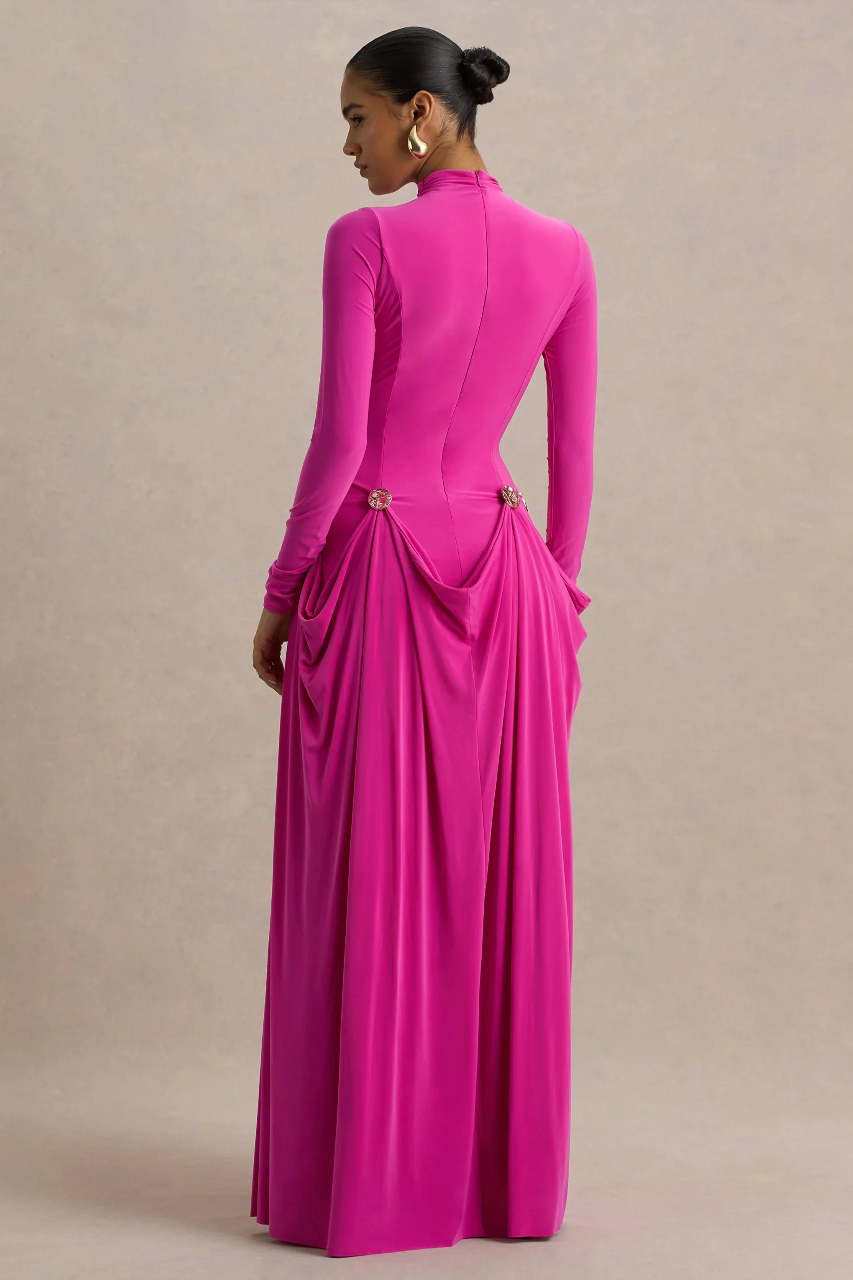 Caprice | Vestido largo fucsia con mangas largas y detalles drapeados - Imagen 2