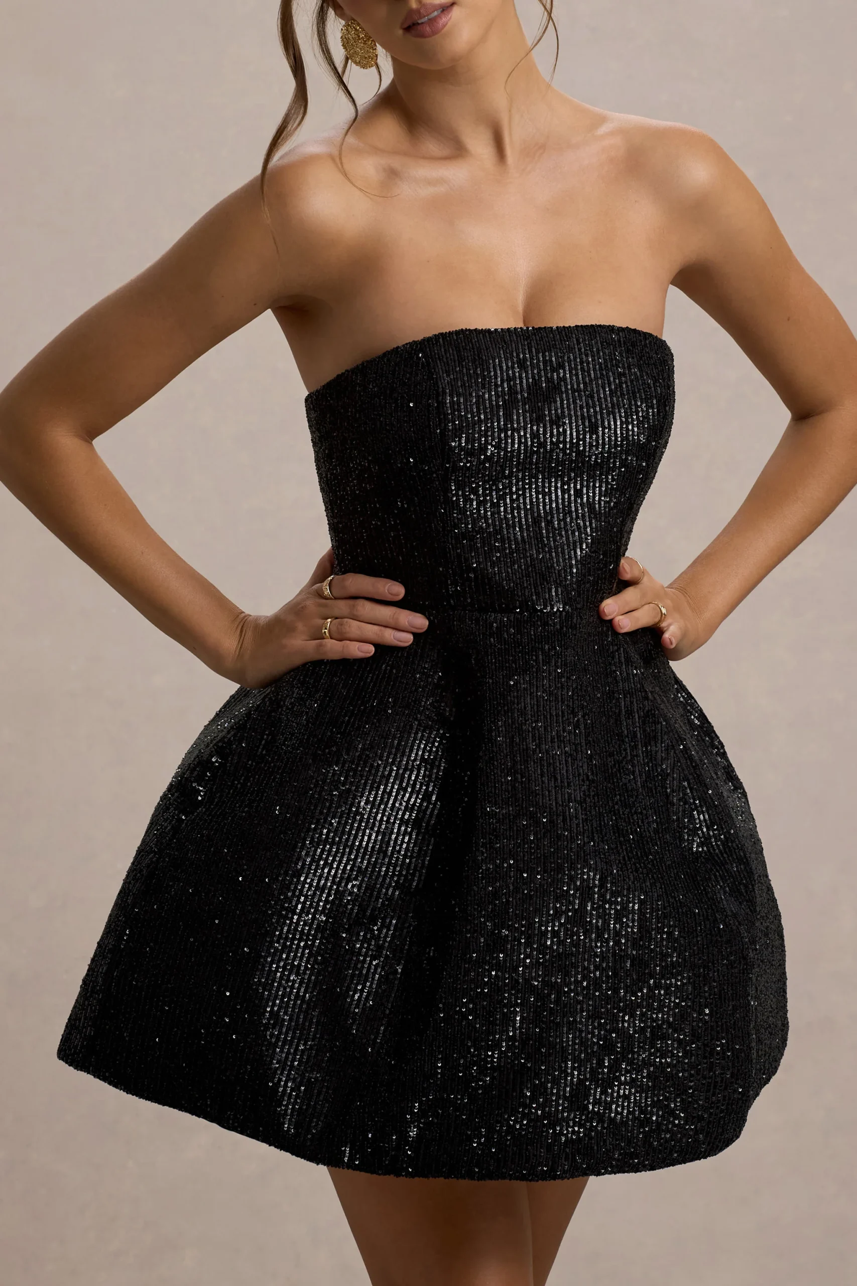 Clarabell | Vestido corto estructurado de lentejuelas en negro con escote bandeau - Imagen 3